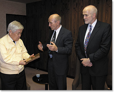 Teruo Hiruma (left) receives the 2006 SPIE Visionary Award