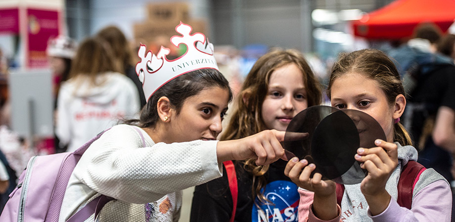 SPIE outreach support in action: Young students at 2023’s “Physics in Your Own Hand” project, run by the Optický Spolek Matfyz organization in conjunction with the SPIE Student Chapter at Czechia’s Charles University.  